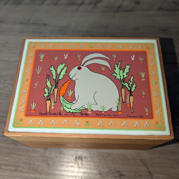 Vintage 1982 Taylor and Ng Rascal Rabbit Ceramic Trivet Wooden Hinge Recipe Box - Picture 1 of 13